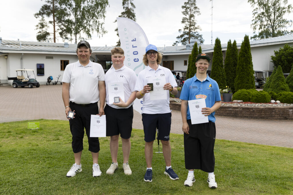 Ville Lipsanen (vasemmalla), Teo Helander, Oskari Rantanen ja Niilonuutti Nykänen poseeraamassa kameralle palkittuina.